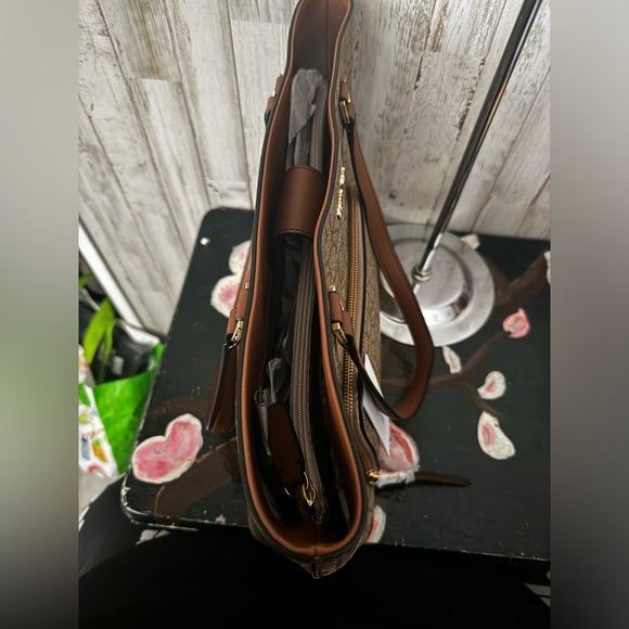 🏷️NWT Calvin Klein Louise monogram signature tote - Picture 6 of 10